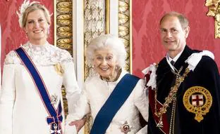 Quién es esa señora mayor que sonríe en el retrato de la Coronación de Carlos III (y cómo se ha ganado el puesto a pesar de los escándalos)