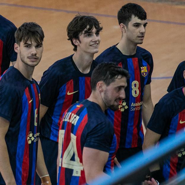 Pablo Urdangarin junto a su compañeros de equipo, mirando furtivamente haciael lugar que ocupa su novia entre el público. 