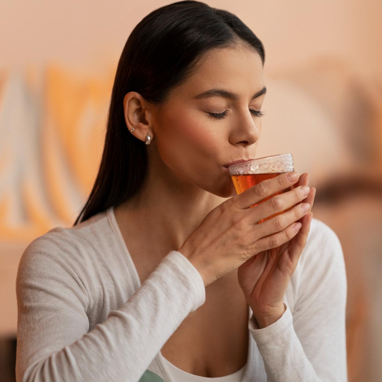 Mujer tomando una taza de infusión. /Imagen de Freepik.