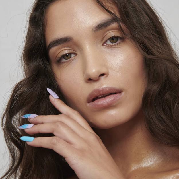 Lip oil nails: la nueva tendencia de uñas glossy que arrasa