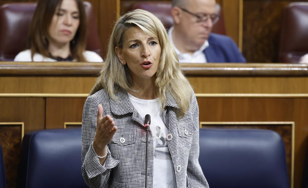 Yolanda Díaz arrasa con la chaqueta de entretiempo más ponible y favorecedora