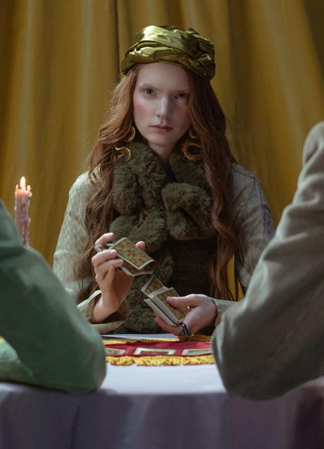 Mujer lanza cartas de tarot/PEXELS