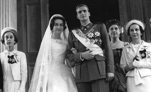 Así fue la boda de cuento de la reina Sofía y Juan Carlos hace 61 años: un vestido espectacular, 150 invitados royal y ceremonias con polémica