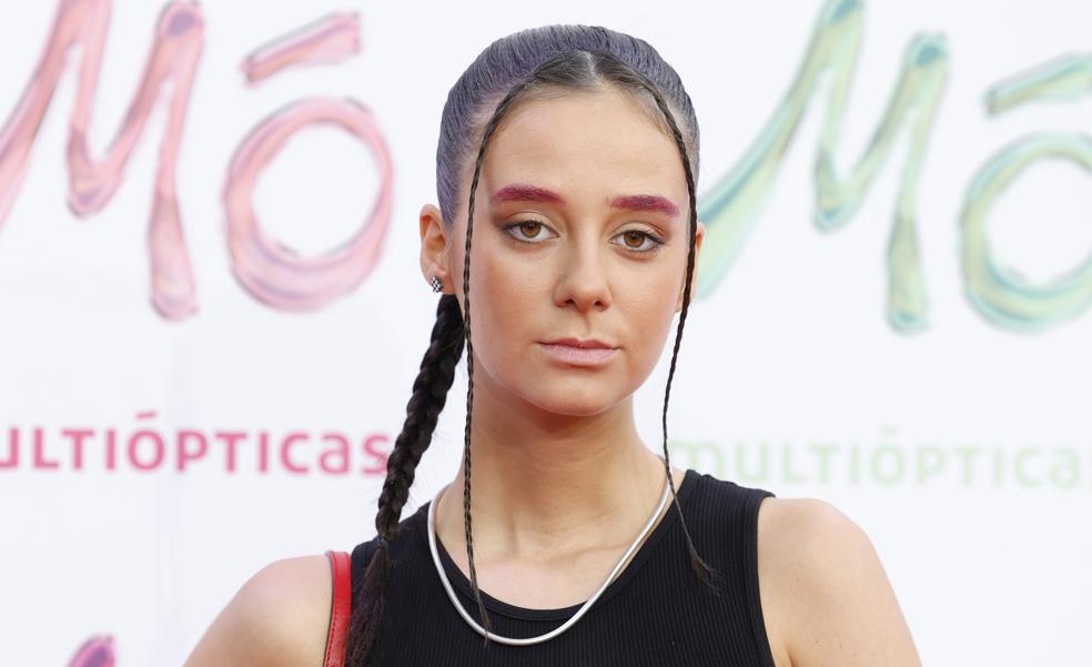 Victoria Federica se tiñe las cejas de rosa y apuesta por el peinado con trenzas más viral del street style