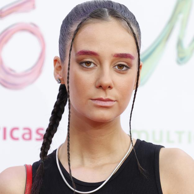 Victoria Federica se tiñe las cejas de rosa y apuesta por el peinado con trenzas más viral del street style