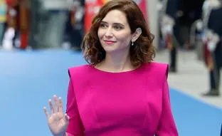 Isabel Díaz Ayuso elige el rosa favorito de la reina Letizia para San Isidro: arrasa con un vestido que hay similar en Zara