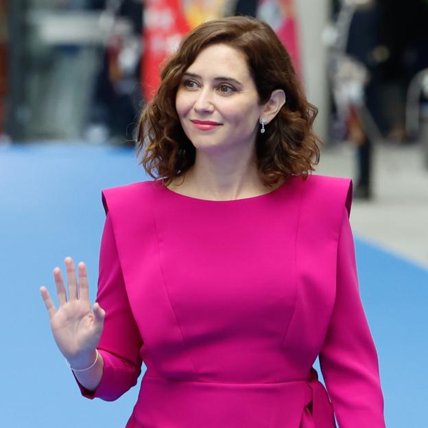 Isabel Díaz Ayuso vuelve a arrasar vestida de Vicky Martín Berrocal en la toma de posesión: así es su precioso vestido de invitada que estiliza