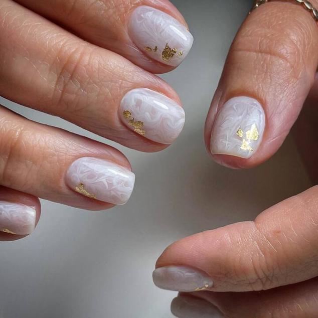 Uñas blancas decoradas: los diseños tendencia de la manicura más pedida en verano