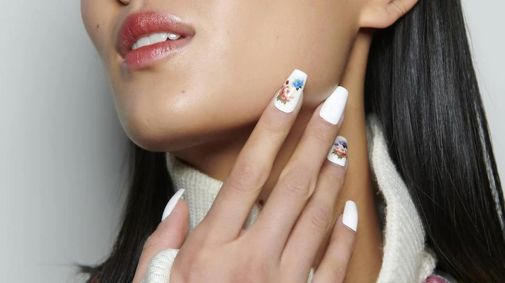 Uñas blancas decoradas: los diseños tendencia de la manicura más pedida en verano