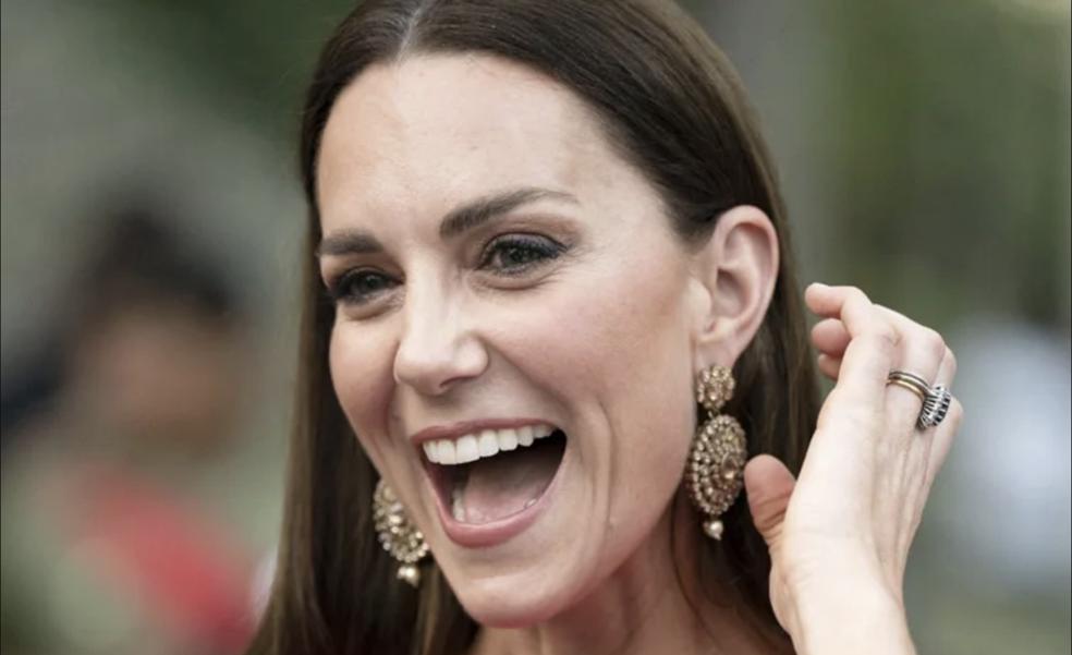 Hablemos del truco de la melena liquid hair de Kate Middleton: cómo conseguir el pelo brillante de las royals