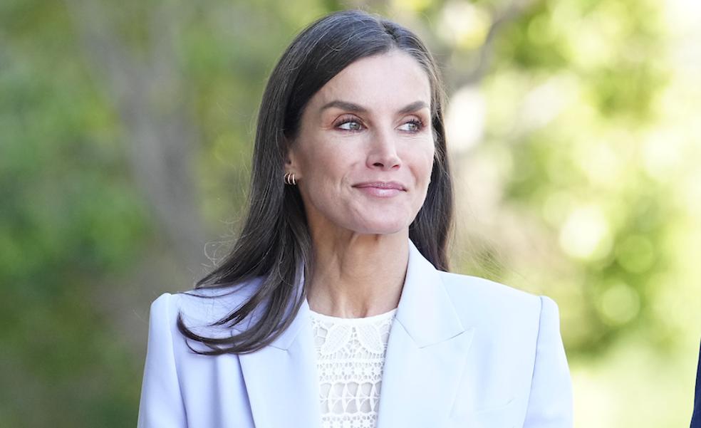 La reina Letizia, impresionante con traje de chaqueta pastel oversized y top blanco bordado en el XXII Congreso Salud Mental España