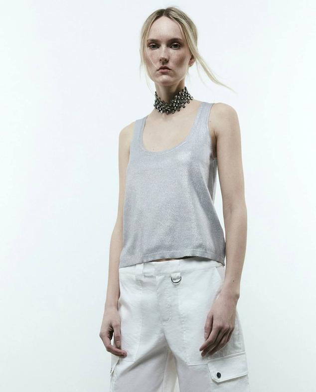 Tops y camisetas metalizados que causan furor en el street style para ir a la última y brillar