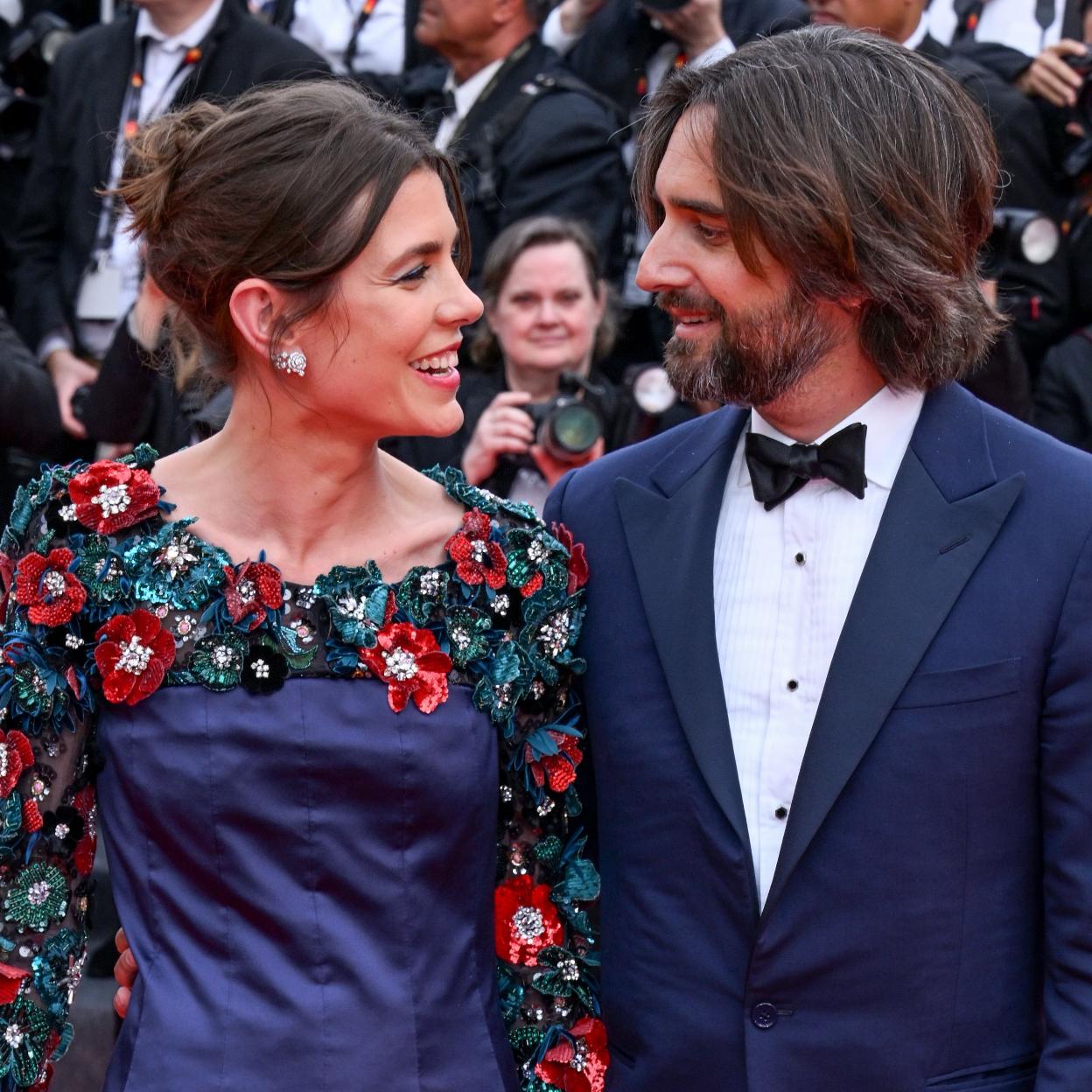 Carlota de Mónaco mira sonriente a su marido, Dimitri Rassam, en la alfombra roja del Festival de Cannes 2023. /GTRES