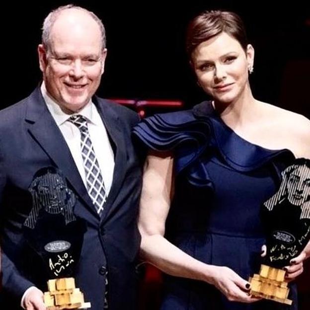 Charlène de Mónaco está triste otra vez: el significado oculto de su cambio radical de color de pelo, de rubio platino a castaño aburrido