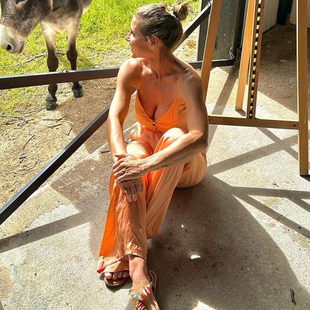 Elsa Pataky tiene las sandalias multicolor estilo boho que te enamorarán