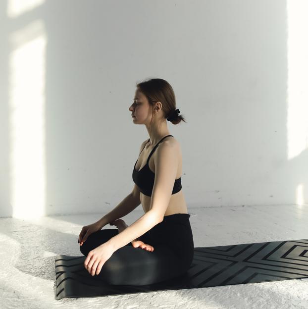 Mujer haciendo yoga