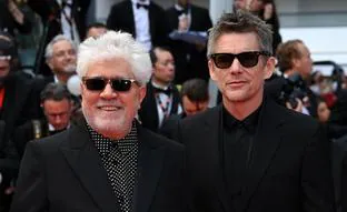 Españoles en la alfombra roja del Festival de Cannes 2023: los mejores looks del segundo día, de Pedro Almodóvar a Manu Ríos