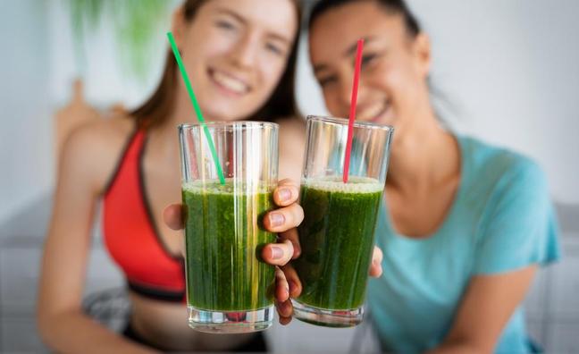 Smoothie de espinacas, limón y té verde, la bebida con la que conseguirás quemar la grasa abdominal para lograr un vientre plano