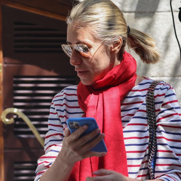 El look parisino de Cristina Reyes con la camisa de rayas que nunca falla