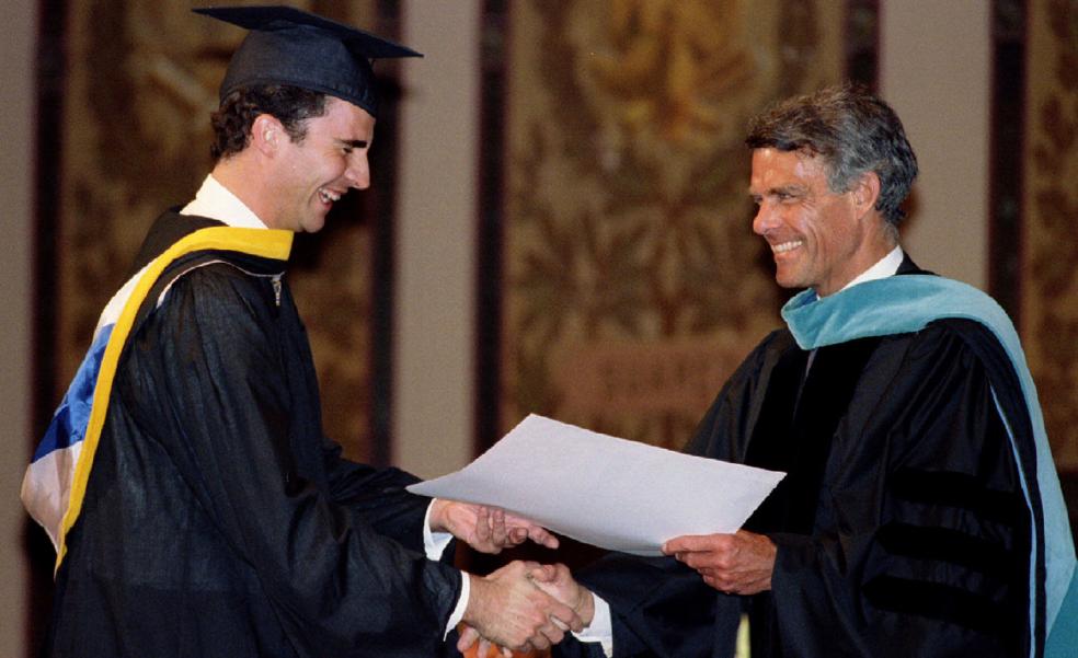 Cómo fue la graduación del rey Felipe: un ramo de flores, una jarra de metal y la presencia de la reina Sofía y la infanta Cristina