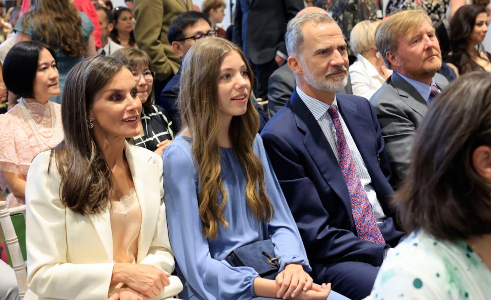 La infanta Sofía arriesga (y gana) con un look setentero muy favorecedor en la graduación de la princesa Leonor