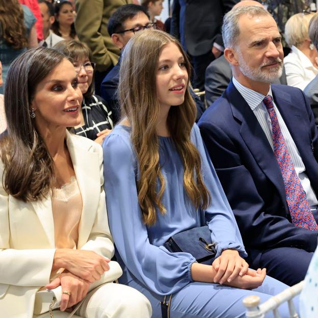 La infanta Sofía arriesga (y gana) con un look setentero muy favorecedor en la graduación de la princesa Leonor