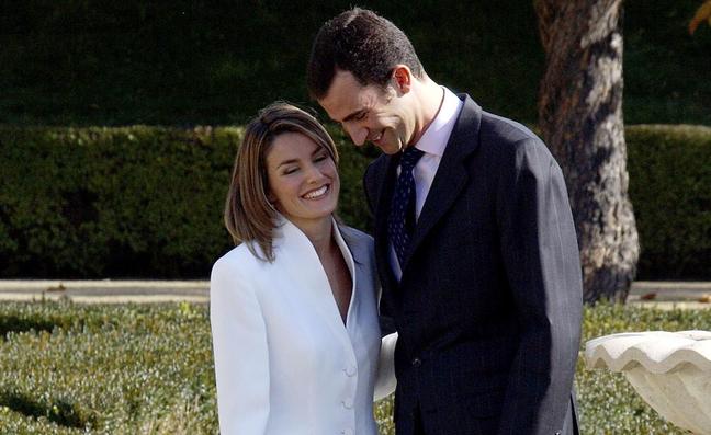 Felipe y Letizia celebran 19 años de casados: las crisis de pareja, trampas familiares y enemigos declarados que han superado los reyes en su matrimonio