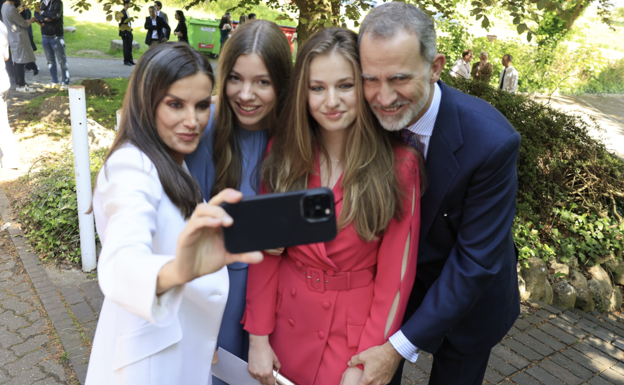 La foto del selfie que toma la reina Letizia y que ha dado la vuelta al mundo viral. 