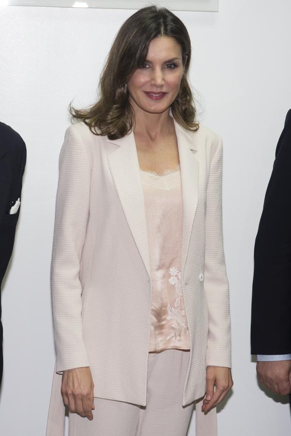 El top de Zara de la reina Letizia y otros 7 de estilo lencero que son ideales para llevar debajo de una blazer