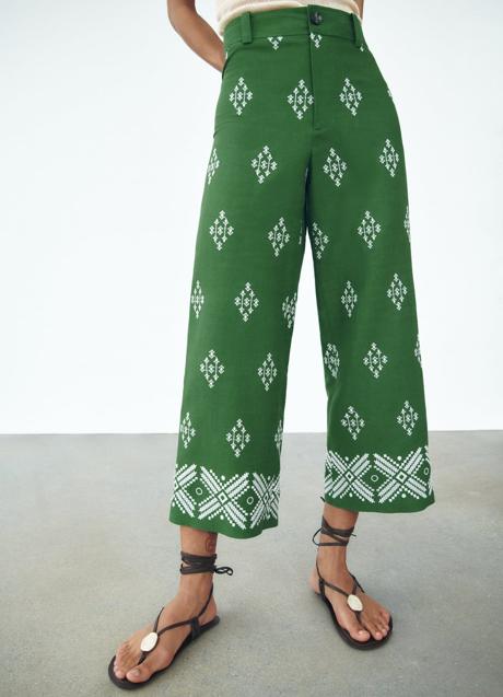 Pantalón verde con bordados de Zara (39,99 euros)