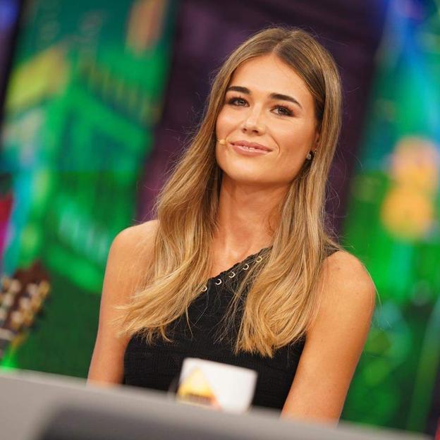 Sabemos de dónde es el favorecedor vestido negro que ha llevado Ana Soria en El Hormiguero