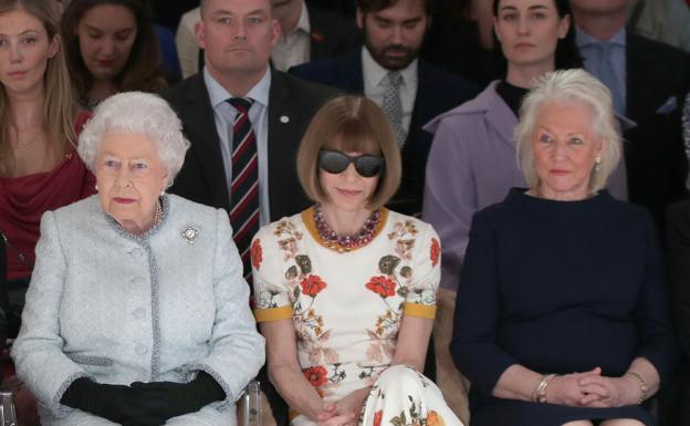 Isabel II, Anna Wintour y Angela Kelly en un desfile de la London Fashion week. 