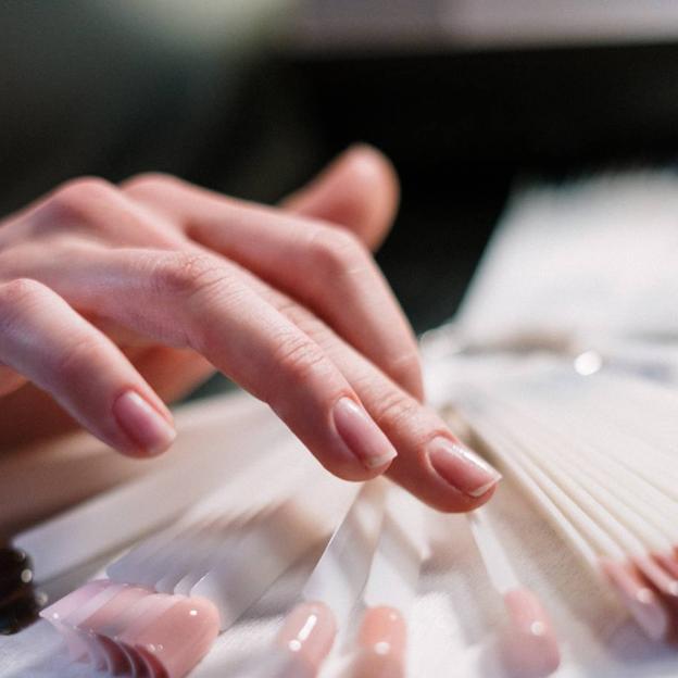 Modelo eligiendo manicura de uñas