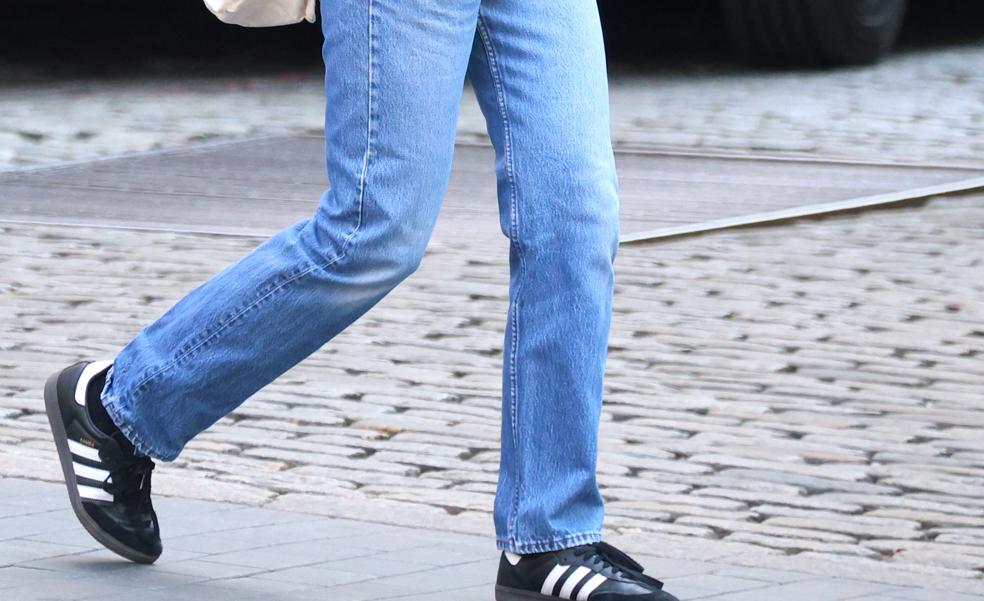 Así es cómo llevan las zapatillas negras Adidas Samba en primavera las celebrities