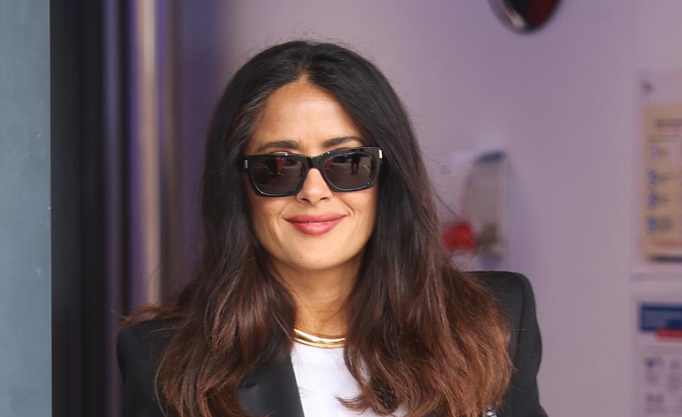 Salma Hayek causa sensación en Cannes con la camiseta viral con logo del verano