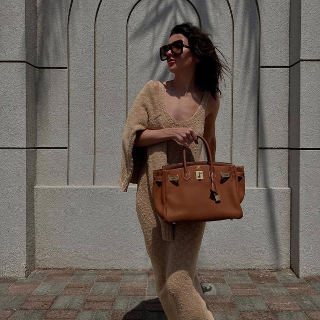 Vuelve a Pull&Bear el vestido básico de punto que se agota todos los años porque es ideal para vestir fácil en entretiempo