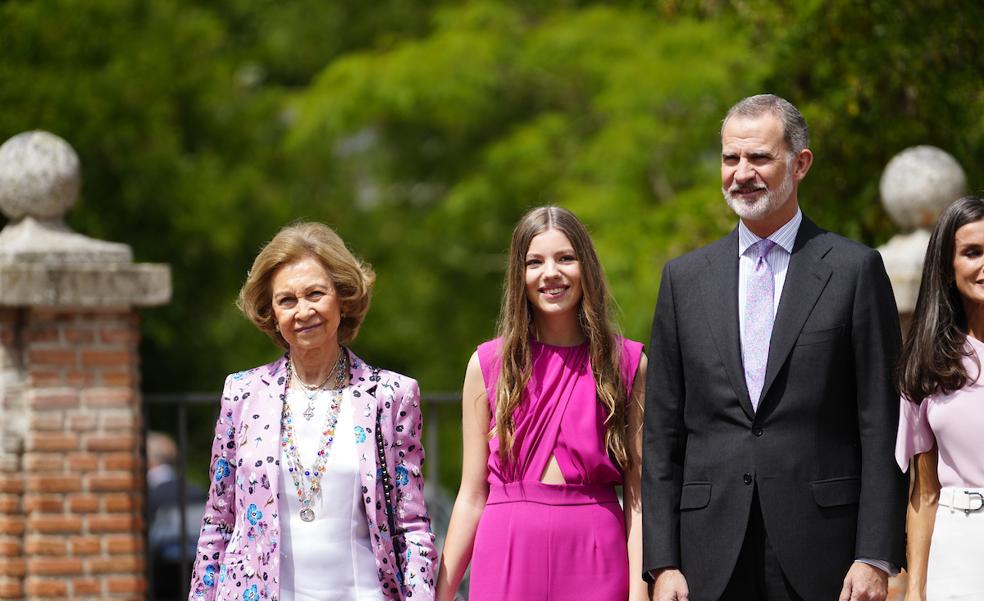 El look elegantísimo de la reina Sofía en la confirmación de la infanta Sofía: blazer con estampado floral y pantalón negro