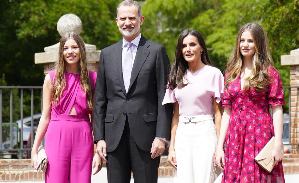 La infanta Sofía, espectacular en su confirmación: arrasa enseñando tripa con un mono rosa made in Spain muy favorecedor