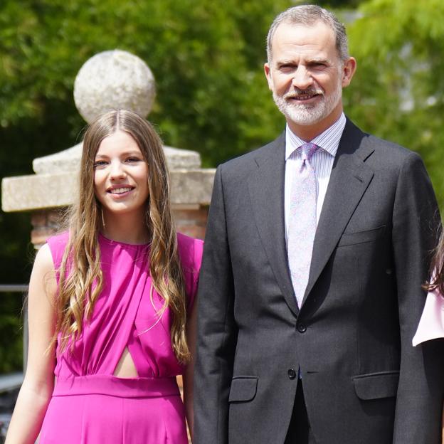 La infanta Sofía, espectacular en su confirmación: arrasa enseñando tripa con un mono rosa made in Spain muy favorecedor
