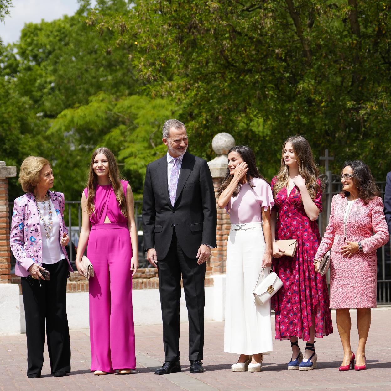 La foto de familia de la confirmación de la infanta Sofía, con la princesa Leonor junto a su abuela materna, Paloma Rocasolano. /limited pictures