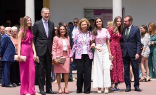 Todo lo que desvela la foto de familia en la confirmación de la infanta Sofía: del despiste de la emérita al afecto de Paloma Rocasolano