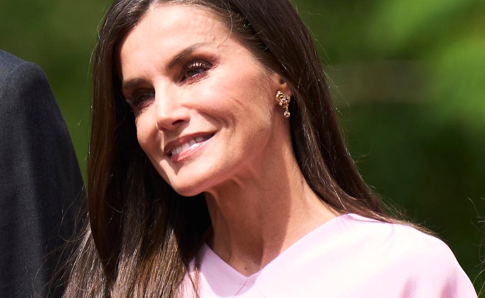 La reina Letizia, impecable en la confirmación de la infanta Sofía: alpargatas cómodas y pantalones blancos en un look elegante