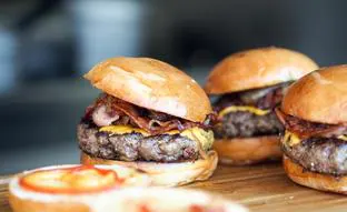 Día Internacional de la Hamburguesa: de las smash burgers a la gourmet, los 7 restaurantes que tienes que conocer en Madrid para disfrutarla
