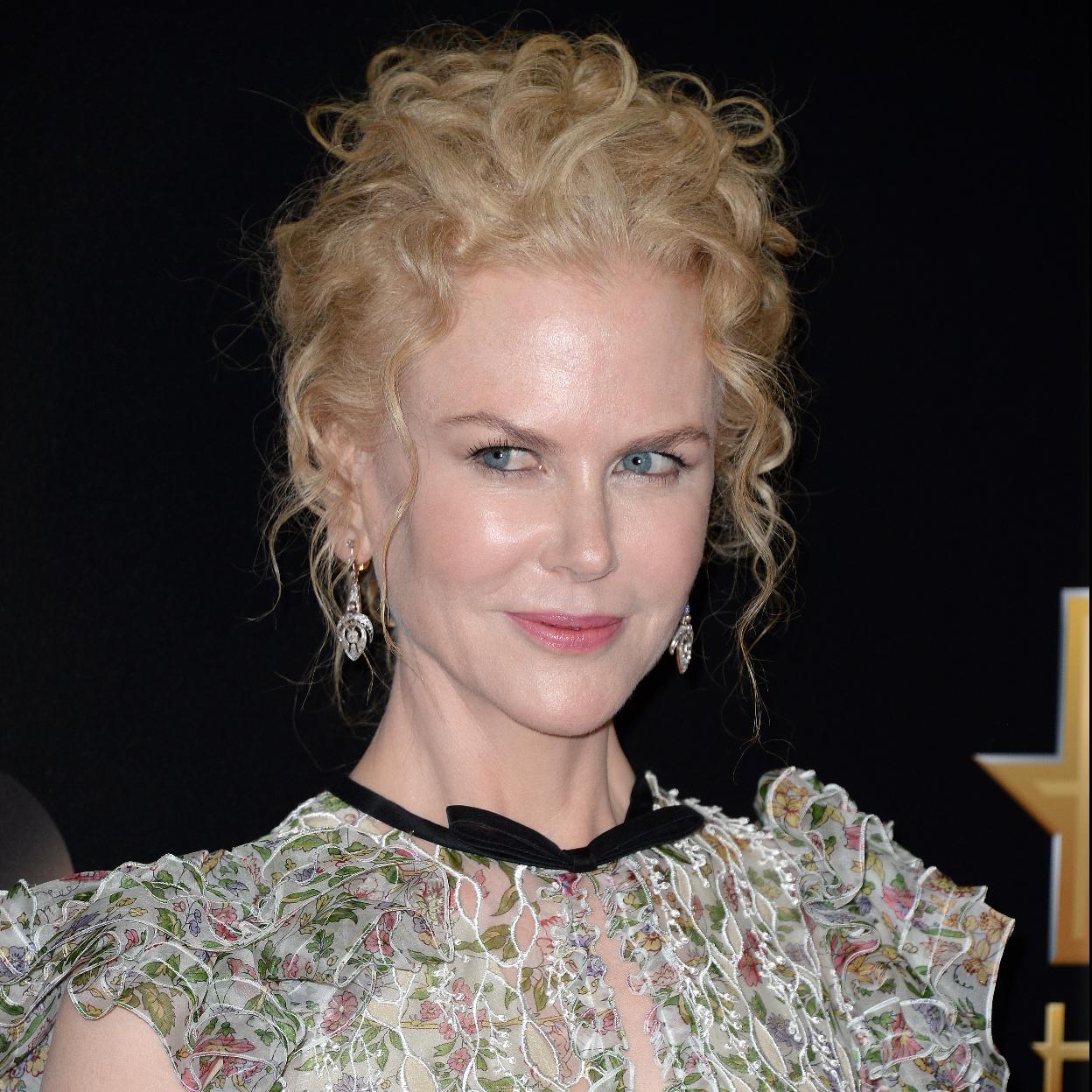 Nicole Kidman con un recogido con pelo rizado./gtres