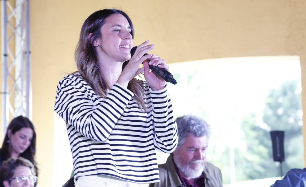 Irene Montero apuesta por la camiseta de rayas que puedes comprar en Zara y las zapatillas made in Spain comodísimas