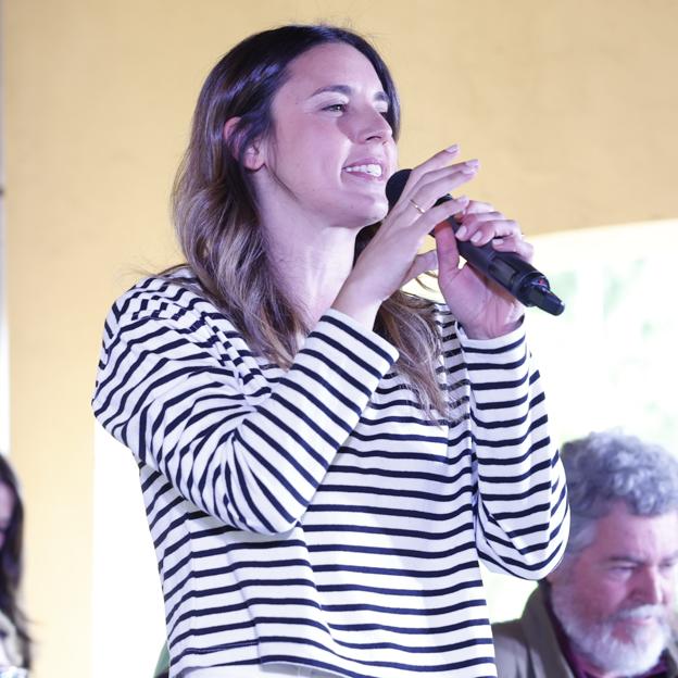 Irene Montero apuesta por la camiseta de rayas que puedes comprar en Zara y las zapatillas made in Spain comodísimas