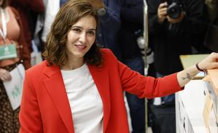 El look cómodo de Isabel Díaz Ayuso para ir a votar: vaqueros campana y la blazer de Zara que más favorece