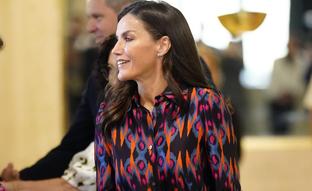 La reina Letizia estrena un vestido camisero estampado de entretiempo en el Día Mundial de la Cruz Roja