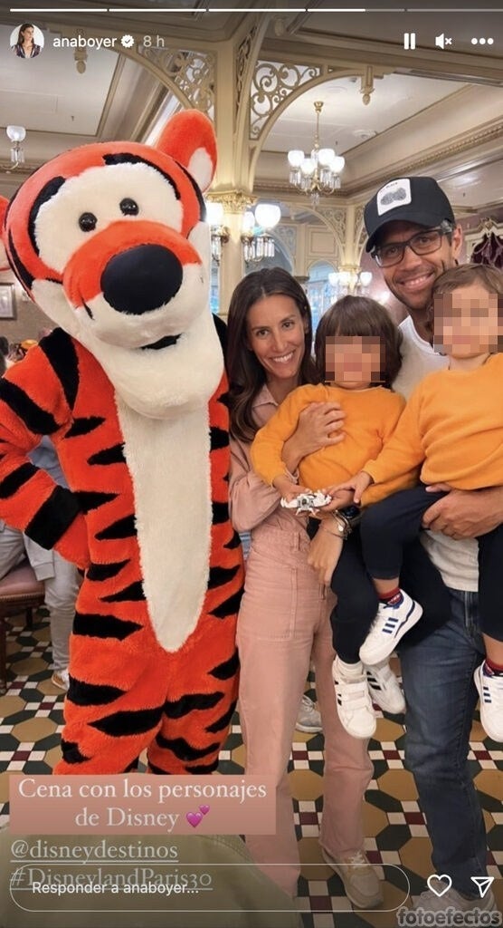 Ana Boyer con sus hijos en Disneyland Paris. Foto: @anaboyer.