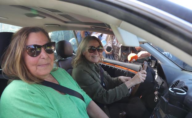 Celia y Amalia García Obregón, hermanas de Ana Obregón, atendiendo a los medios de comunicación.